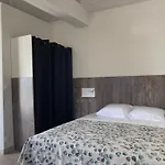 Chez Jean Claude La Des Amis אולמטו